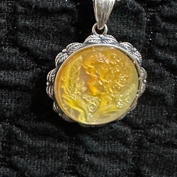 Round Shell with Girl and Feather/Flowers Carving Silver 925 Case and Chain - Picture 11 of 11